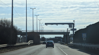 Nagyot nézhetnek a magyar autósok: ekkortól lephetik el tömegesen az autós utakat a rollerek - ezt nem láttuk jönni az új KRESZ-tervezetből