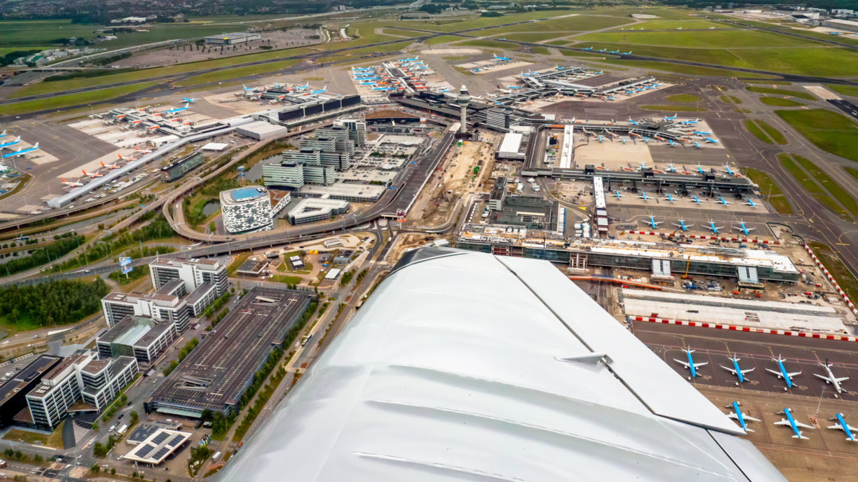 Sokk az utazásban: 150 járatot törölte Európa egyik legforgalmasabb repterén - ez rengeteg magyart érinthet