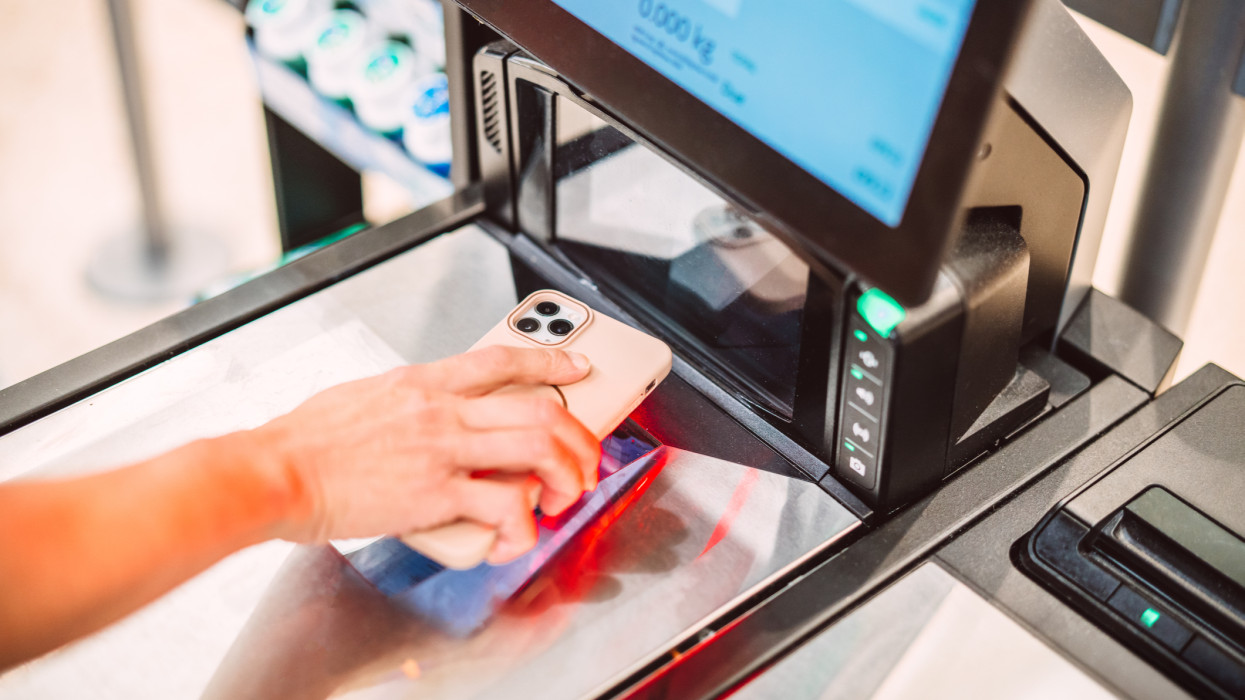 Hűségkártyalázban égnek a magyar vásárlók? Most végre kiderül, tényleg csak így éri meg vásárolni a boltokban