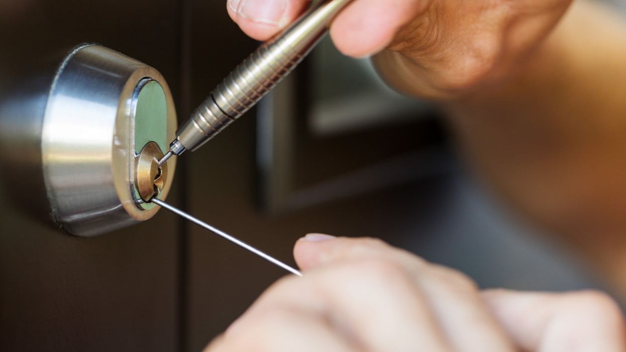 Új módszere van a budapesti betörőknek: így jutnak be nyom nélkül a biztonsági ajtókon is, bárki lakását kifoszhatják