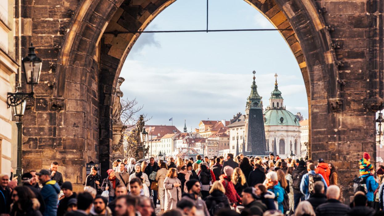 Akkora a tömegnyomor ezekben a turistaparadicsomokban, hogy extra adót vetnek ki az utazókra