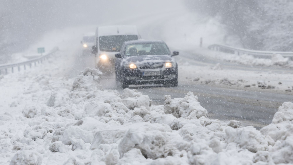 Elszabadult a hóvihar: több száz riasztás, árokba borult buszok, elakadt kamionok bénították meg Nyugat-Magyarországot