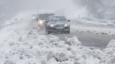 Elszabadult a hóvihar: több száz riasztás, árokba borult buszok, elakadt kamionok bénították meg Nyugat-Magyarországot