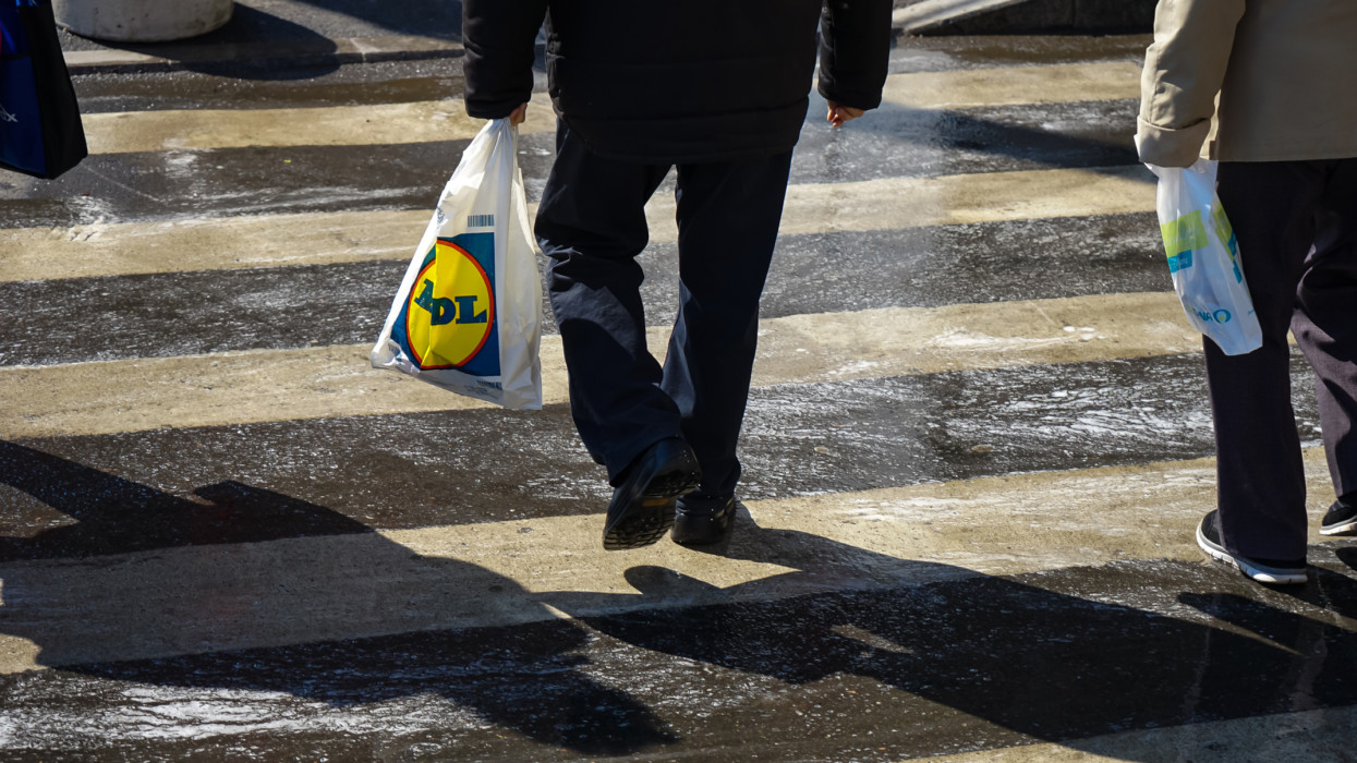 Célkeresztben a multik: mi lesz itt, ha tényleg kivonulnak a legnagyobb boltláncok Magyarországról?