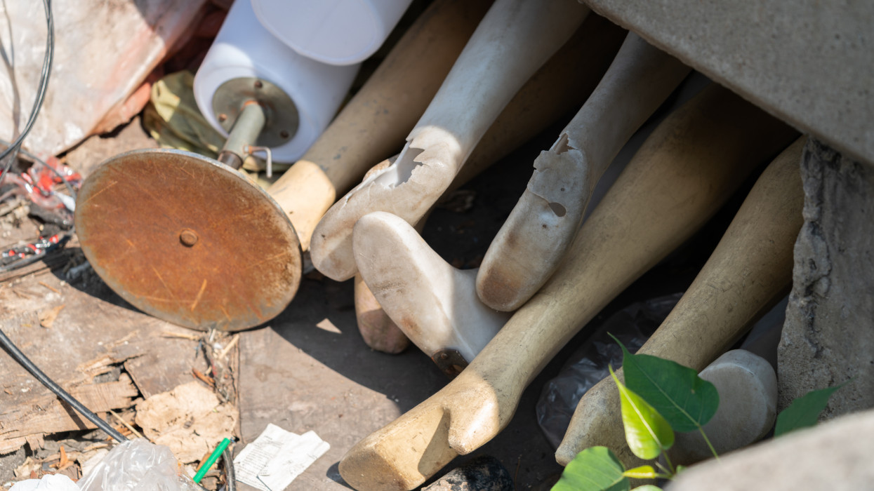 Döbbenet Tiszajenőn: a vadászok is kiakadtak, zoknis műlábak hevertek szerteszét + Videó