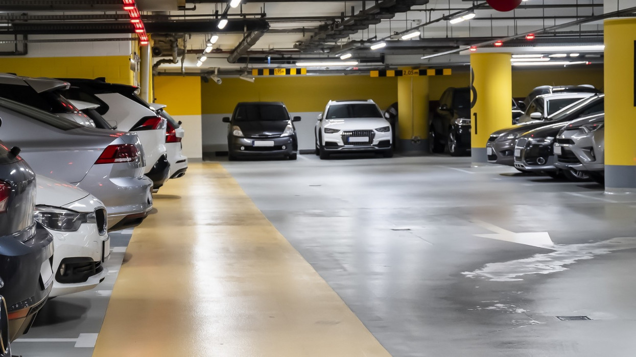 Meglépték, áremelés jön a kedvelt vidéki pláza parkolójában: ennek sokan nem fognak örülni, jövő héttől élesedik