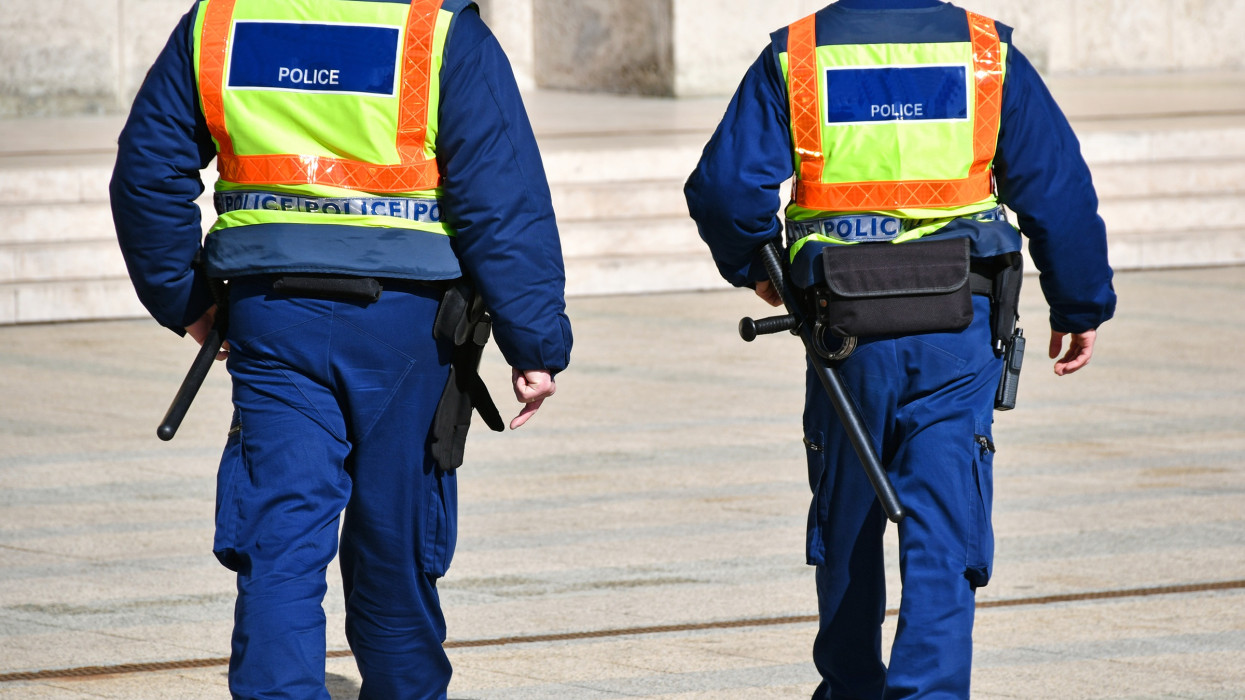 Durva számok csaptak arcul minket: tényleg ennyi a magyar rendőrök fizetése 2026-ban