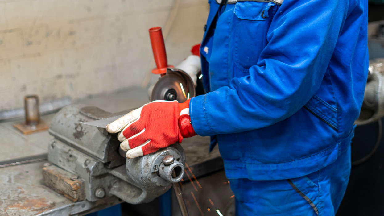 Kegyetlen bérolló tátong Magyarországon: borzasztó, mennyiért robotolnak a legszegényebb melósok