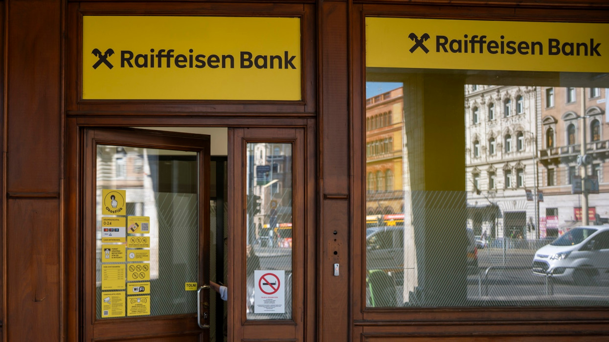 Két leállás is jön egymás után a magyar banknál a jövő héten: akadozhat a mobil- és a netbank is, a honlapot se lehet majd megnyitni