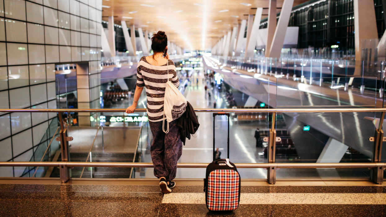 Már szállt volna fel a repülőjük, amikor jött a riadó: 33 magyar rekedt a rakétatámadások közepén Katarban