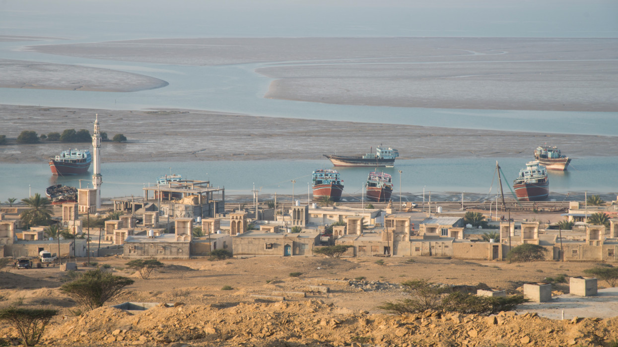 Ejött, amitől mindenki félt: az Iráni Forradalmi Gárda lezárta a Hormuzi-szorost, lángolnak a hajók
