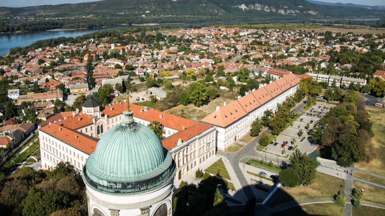 Mégsem lesz fizetős a 18 milliárdból felújított esztergomi bazilika