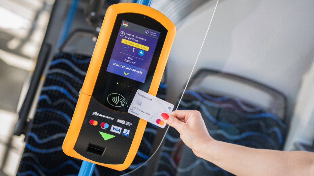 Megszűnhet a jegyvásárlás, ahogy ismerjük: végre bankkártyával utazhatnak a budapestiek?