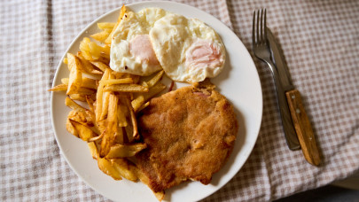 Így készül a szegények rántott húsa: ettől omlós és szaftos a vasi pecsenye