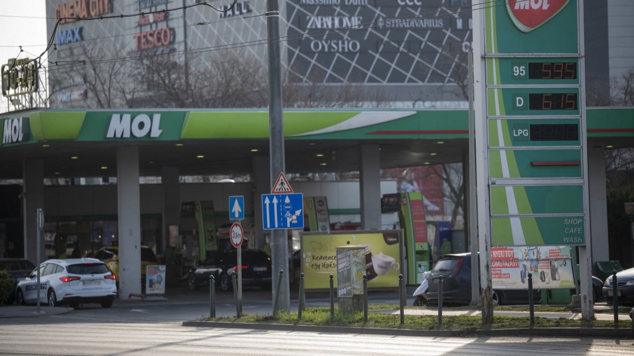 Brutális üzemanyagáremelést jelentettek be: védett ár ide vagy oda, ez sokaknak fog fájni