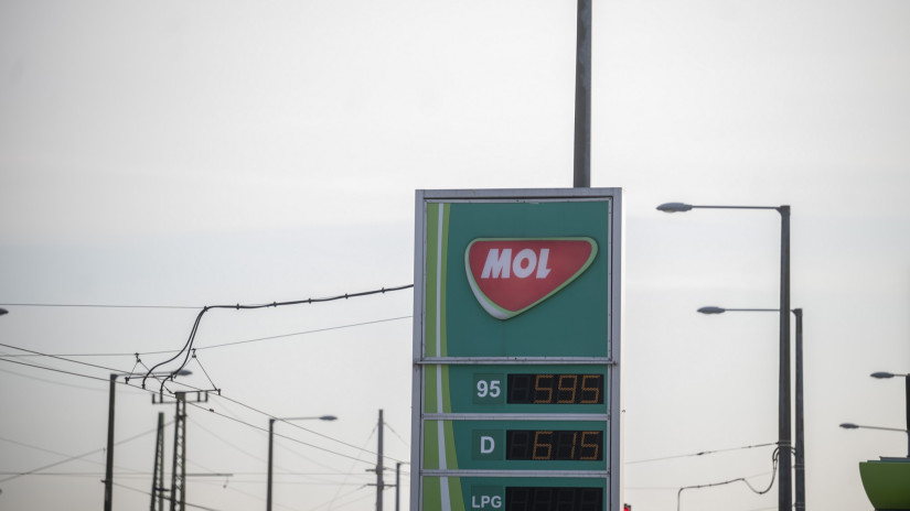 Megint belenyúlt a benzinárstop szabályaiba a kormány: ez rengeteg magyart érint