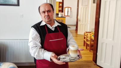 Különleges kávézóra bukkantunk a határ menti kisvárosban: ilyen nincs még egy az országban!