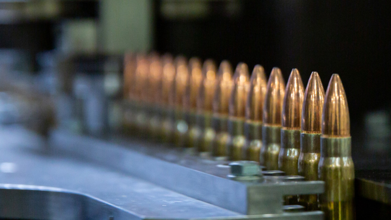 Ők a háborúk igazi vámszedői: elképesztő pénzeket kaszálnak ezek a cégek, van mit a tejbe aprítaniuk