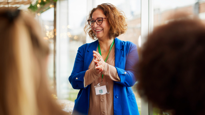 Jön a rejtélyes kék kártya a magyar munkaheleken: mutatjuk, mire megy vele, aki ilyet villant
