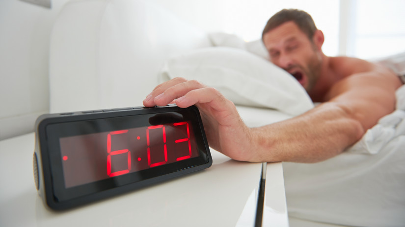 Nesze neked reggeli rutin: ennyivel kelnek korábban a nyugati bezzegországok melósai, mint a magyarok