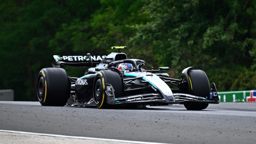 Tovább menetelnek a Mercedesek: újra övék az első sor, Antonelli indul az élről