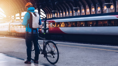 Szuper hír a tavaszi túrázóknak: extra vonatokat indít a MÁV a Balatonhoz és a Tisza-tóhoz