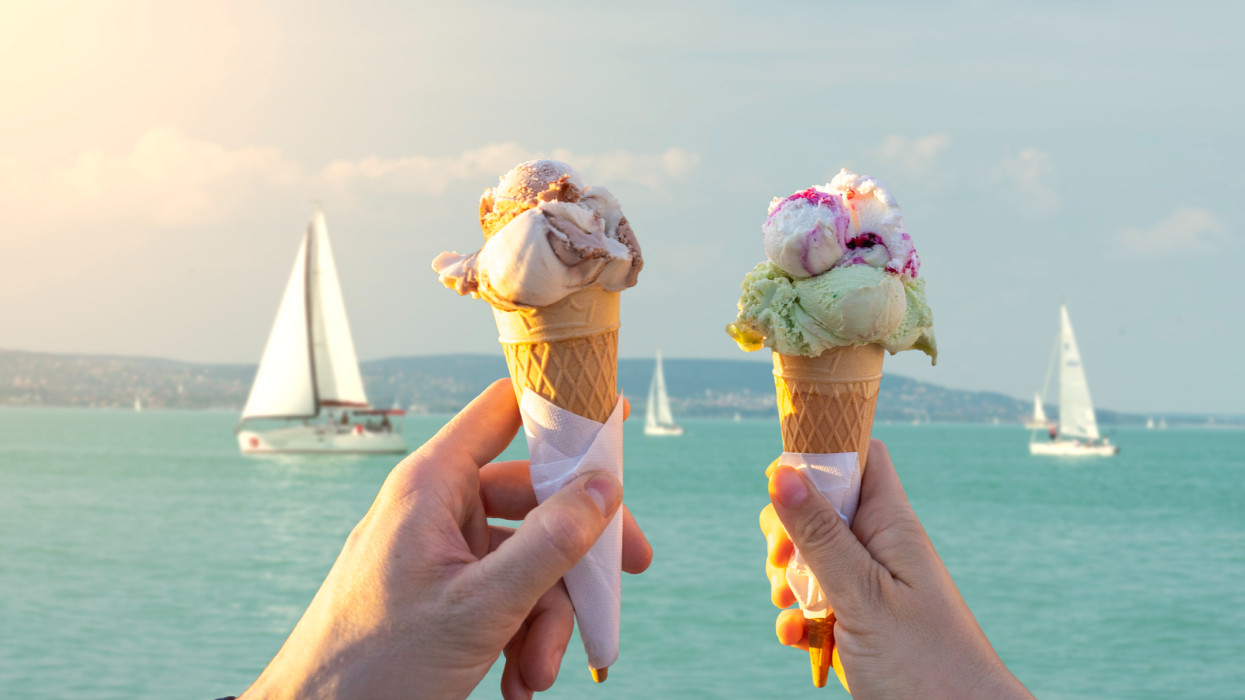 Sokk a Balatonnál: elszállnak a fagyiárak, már idén jöhet a 700 forintos gombóc