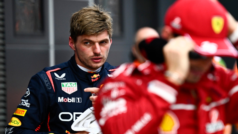 Kidobatott egy újságírót a négyszeres világbajnok Verstappen: egy szót nem szólt, míg a teremben volt