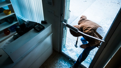 Még a nevét is megváltoztatta a tolvaj, hogy megússza: elképesztő módszerrel fosztogatta a magyar boltokat egy román páros