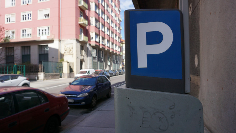 Átalakul és drágul a parkolás Budapesten: eltűnnek az automaták, csak így lehet majd készpénzzel fizetni