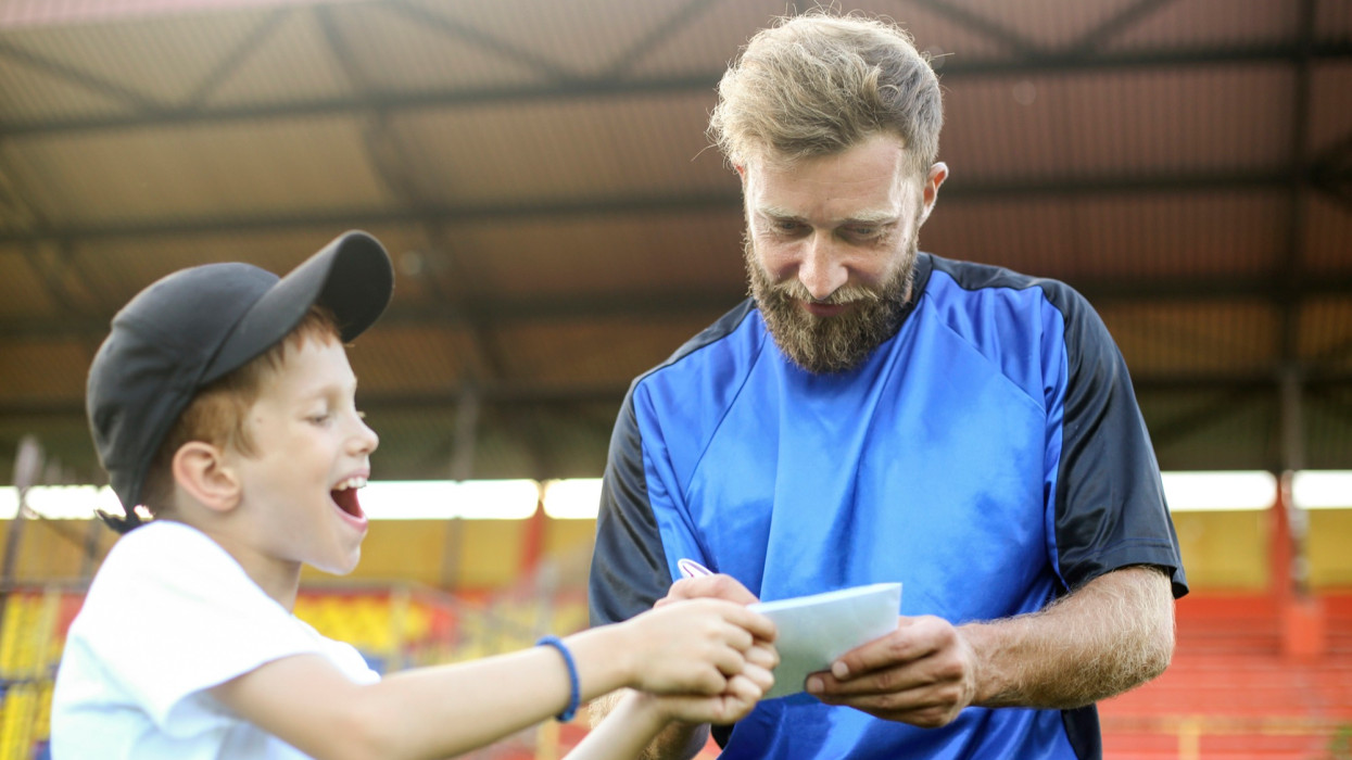 Nagyon ráuntak a sztárok és a klubok erre a rajongói csoportra: valamit lépni kéne, egyre nagyobb a baj