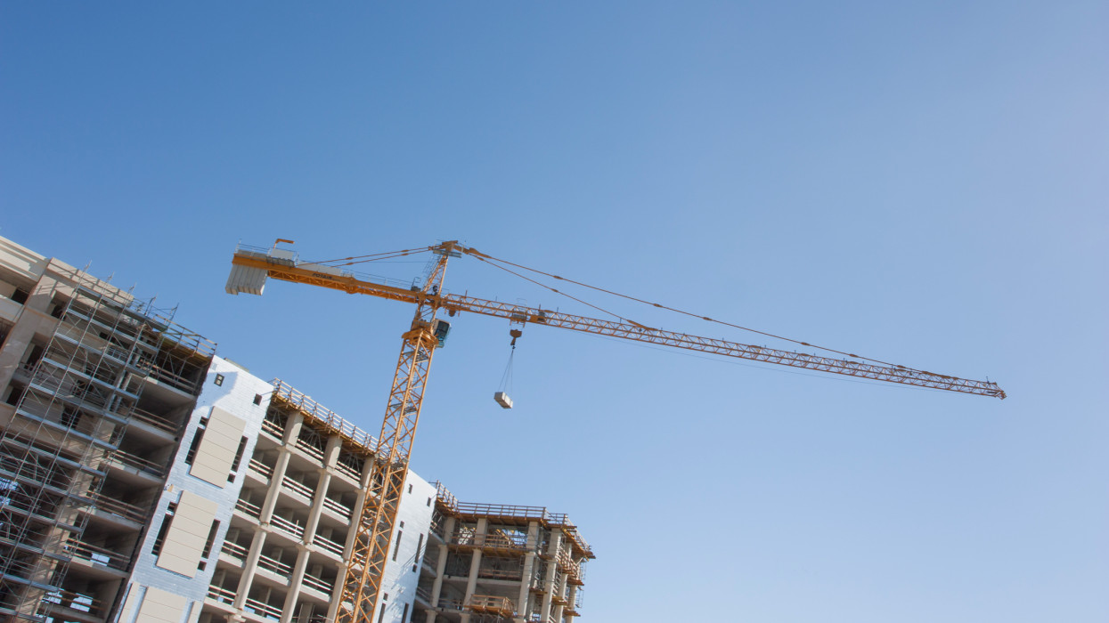 Itt a figyelmeztetés: kegyetlen áremelkedés jön az építőiparban, tömegével húzzák le a rolót a magyar cégek