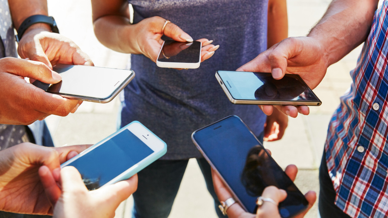 Tömegével mondanak le a méregdrága okostelefonokról a magyarok: kiderült, mit vesznek helyettük