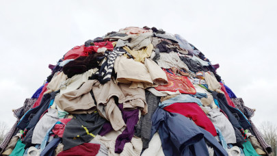 Súlyos figyelmeztetés a filléres ruhákról: teherautónyi ruha landol másodpercenként a szemétben