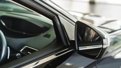 Hiába várják a méregdrága járműveket a vevők: elképesztő helyeken vesztegel a rengeteg Ferrari és Rolls-Royce