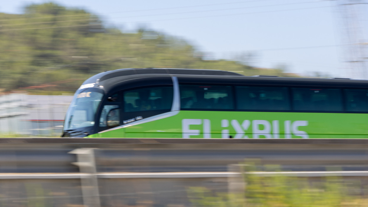 Kiderült, hiánypótló reptéri járatot indít a Flixbus Magyarországon: ez lehet a közlekedési fordulat első lépése?