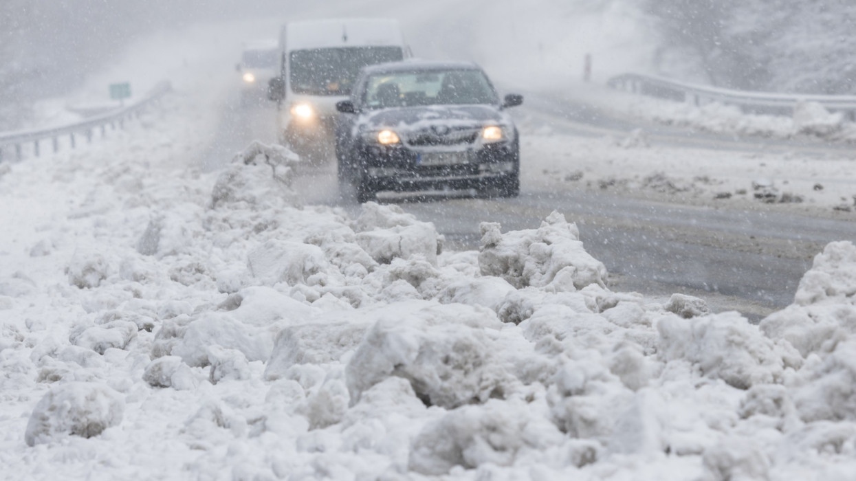 Itt az előrejelzés, brutális havazás rondíthat bele a húsvétba: nagyon megjárta, aki már lecserélte a téligumit az autóról