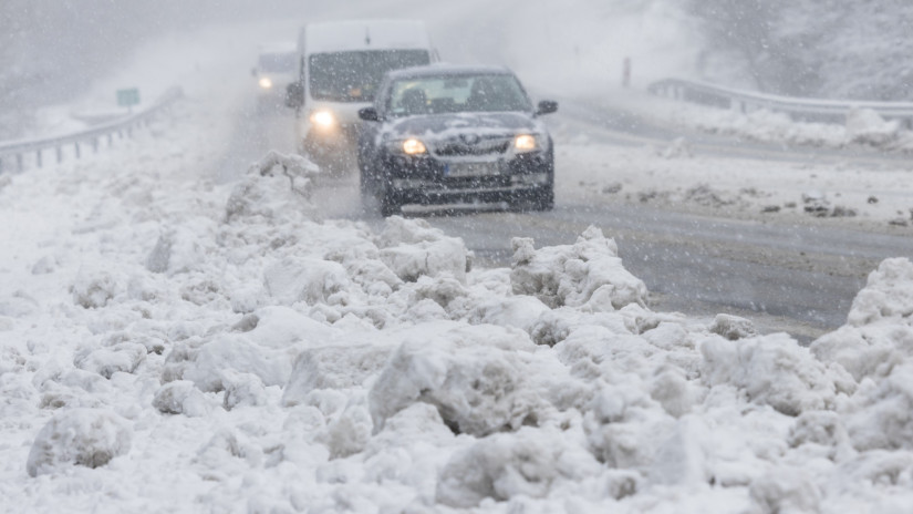 Itt az előrejelzés, brutális havazás rondíthat bele a húsvétba: nagyon megjárta, aki már lecserélte a téligumit az autóról