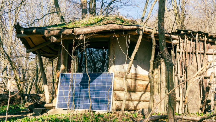 Meglátogattuk a magyar Robinsont: egyedül él az erdő közepén, devizahitele elől költözött kunyhóba