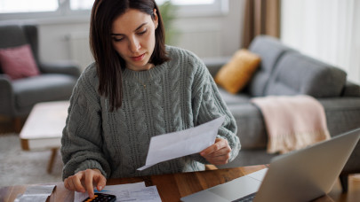 Kellemetlen hidegzuhany vár a magyar dolgozókra: a vállalatok kétharmada csendben lépte meg ezt a durva szigorítást
