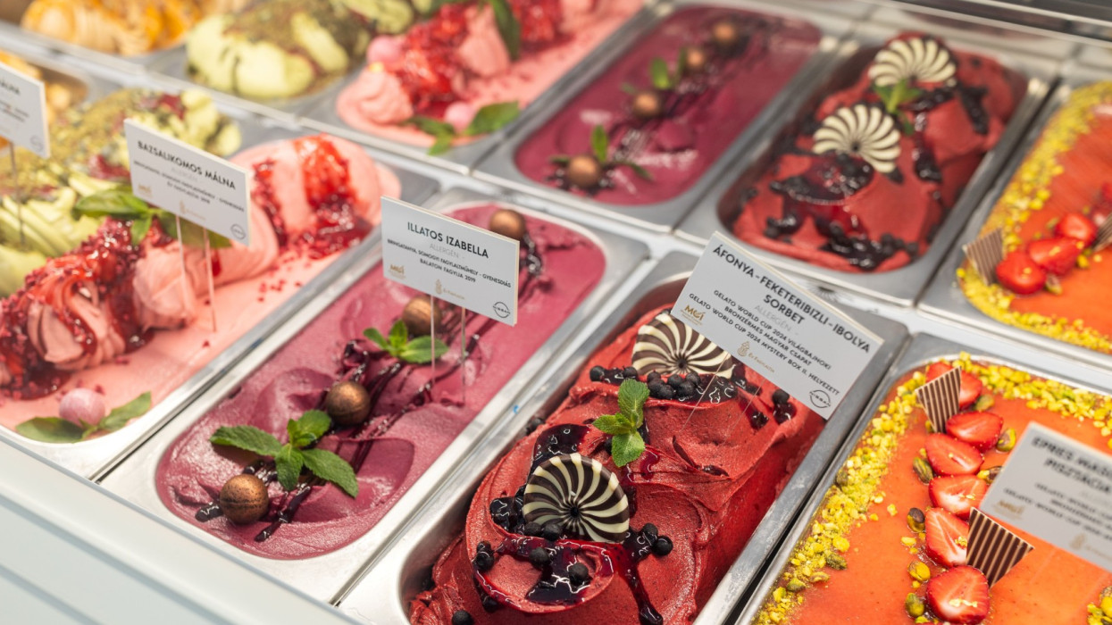 Megkezdődött a tavaszi roham: így készülnek a húsvétra, választásokra a magyar cukrászdák - Ennyibe kerül egy gombóc fagyi 2026-ban