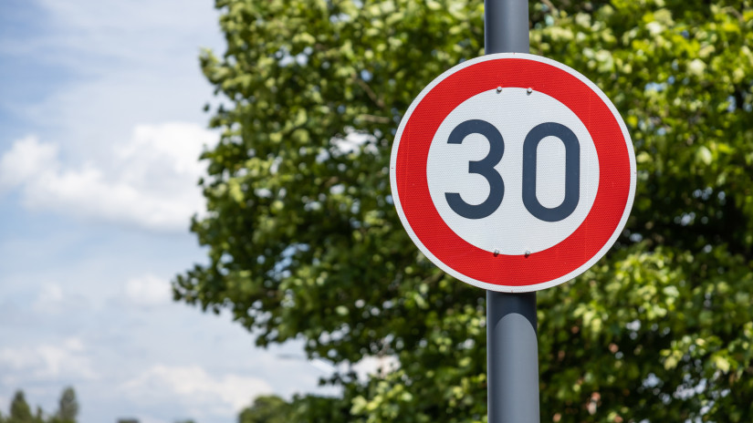 Hidegzuhany az autósoknak: 30 km/h-ra csökkentik a sebességhatárt rengeteg úton, ezt nagyon nem éri meg benézni