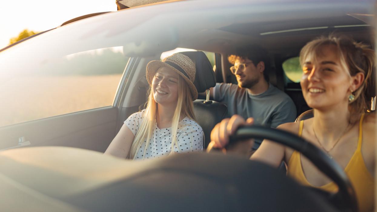 Teljesen új táblát vezethetnek be a magyar utakon: tömegeket tilthatnak ki bizonyos sávokból