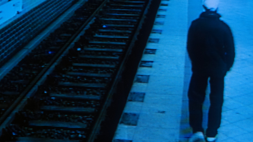 Vérfagyasztó jelenetek a metróállomáson: egy férfi a szerelvények elé akart lökni egy mit sem sejtő utast, hátulról támadott + VIDEÓ