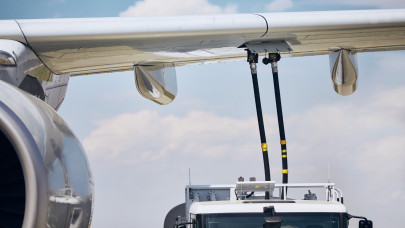 Brutálisan megdrágulhat a repülés: durva üzemanyaghiány és tömeges járattörlések bénítják majd a reptereket?