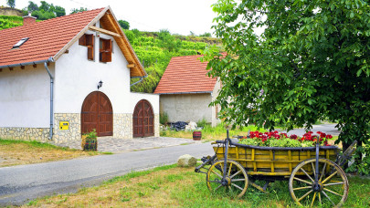 Felejtsd el a külföldi utakat: ez a csodálatos hazai borvidék királyi pincerendszerrel és díjnyertes ízekkel vár