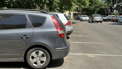 Hidegzuhany a balatoni strandolóknak: fizetős lesz a népszerű parkoló, ami eddig ingyenes volt