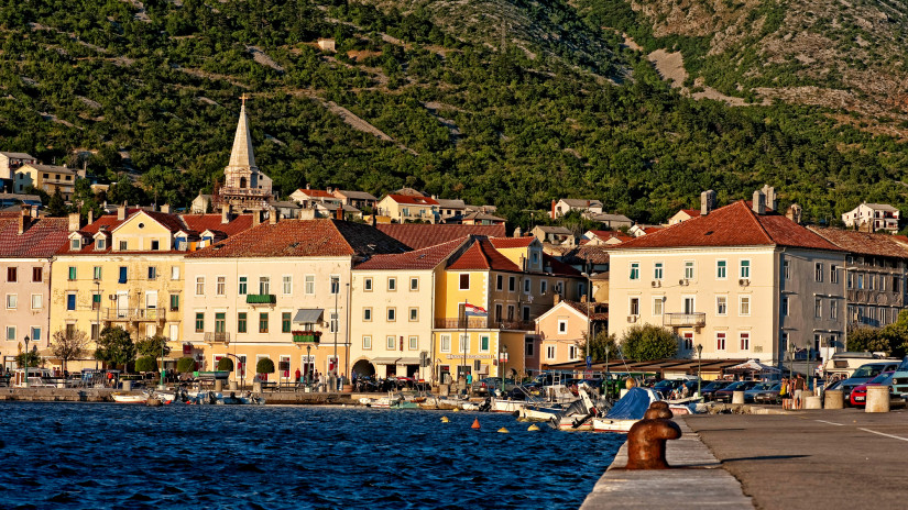 Évtizedekig a helyiek sem sejtették, mi lapul a közkedvelt kikötőnél: hamarosan turisták tömegei rohamozhatják meg a rejtett bunkert