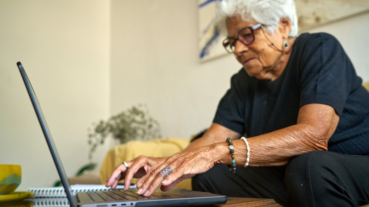 Láthatatlan csapda felezi le a magyar nők nyugdíját: rengeteg pénzt veszítenek emiatt életük végére