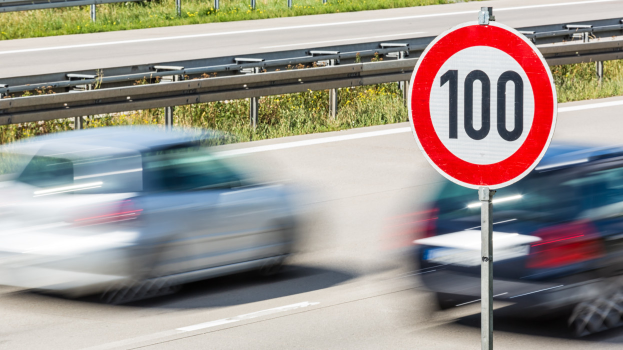 Fű alatt írták át a sebességhatárokat a hazai utakon: csúnyán ráfázhat a büntetéssel, aki ezentúl is megszokásból vezet